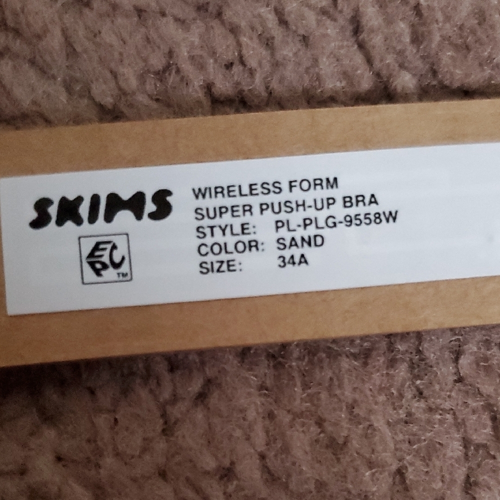 SKIMS Sand Wireless Foam Bra - Picture 2 of 3